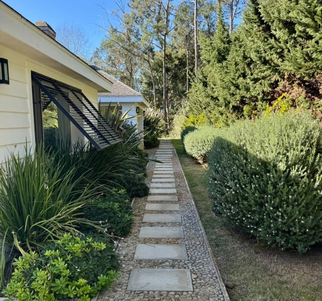 Casa en venta y alquiler en Laguna Blanca con piscina